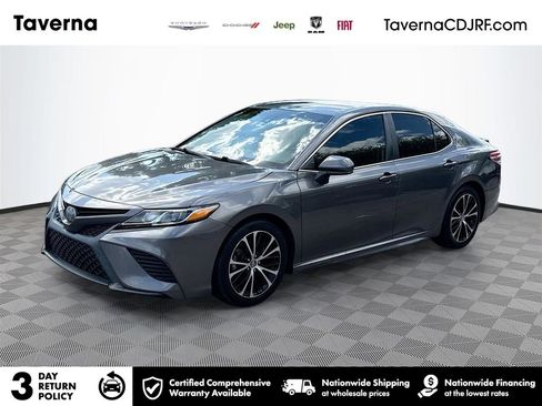 Used 2020 Toyota Camry SE FWD image 1