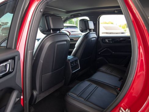 Used 2023 Porsche Cayenne AWD/4WD image 19