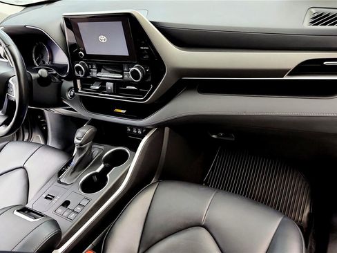 Certified 2023 Toyota Highlander XLE image 28