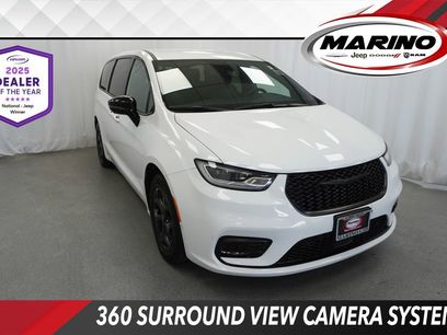 Used 2024 Chrysler Pacifica Select