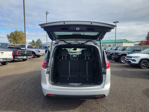 New 2026 Chrysler Pacifica Limited w/ S Appearance Package image 12