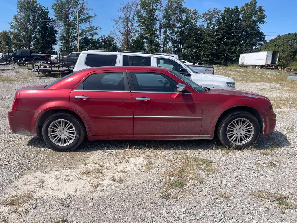 Used 2010 Chrysler 300 Touring RWD image 4