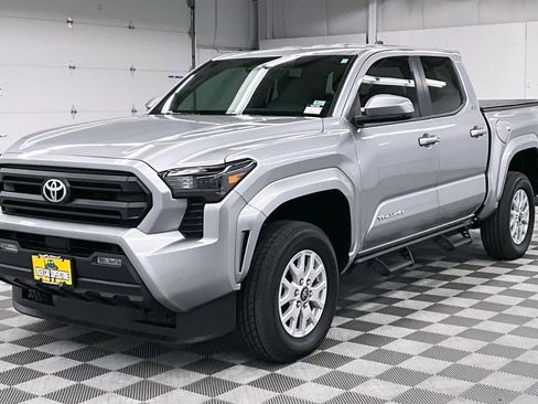 Used 2025 Toyota Tacoma SR5 AWD/4WD image 11