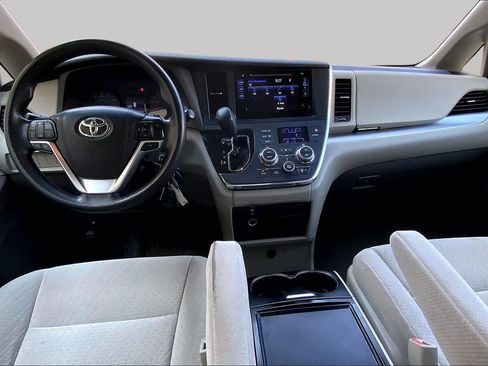 Used 2015 Toyota Sienna LE AWD/4WD image 16