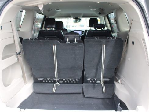 Used 2022 Chrysler Pacifica Touring-L image 10