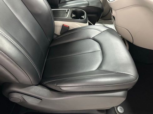 Used 2023 Chrysler Pacifica Touring-L image 58