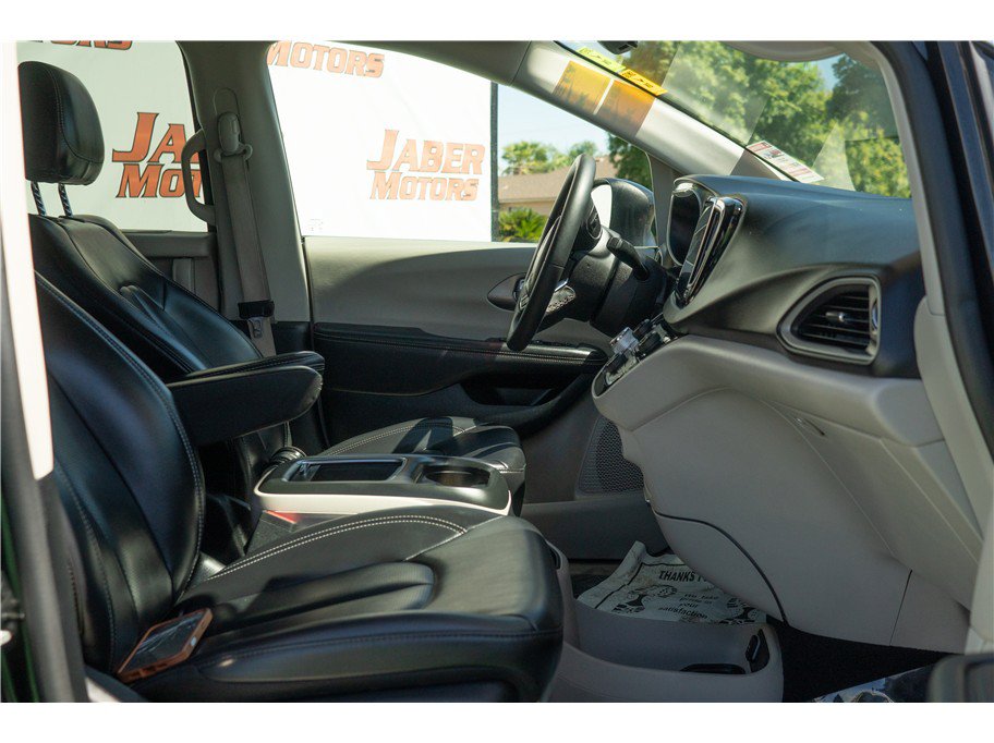 Used 2023 Chrysler Pacifica Touring-L FWD image 6
