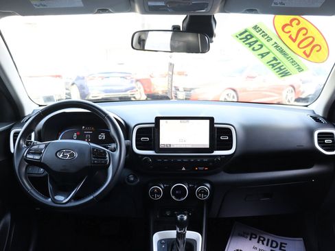 Used 2023 Hyundai Venue Limited image 15