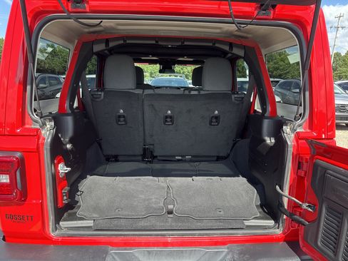 Used 2025 Jeep Wrangler Unlimited Sahara AWD/4WD image 8