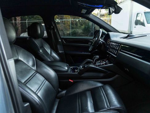 Used 2020 Porsche Cayenne image 38