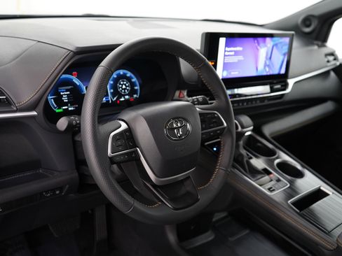 Used 2025 Toyota Sienna XLE Woodland Edition image 23