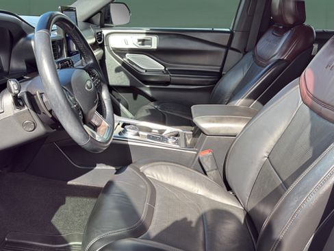 Used 2020 Ford Explorer Platinum w/ Premium Technology Package AWD/4WD image 22