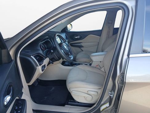 Used 2019 Jeep Cherokee Latitude w/ Popular Appearance Group image 18