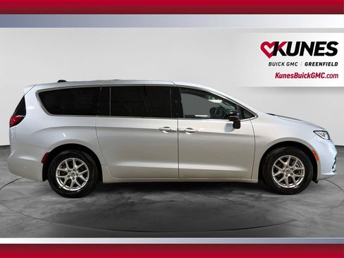 Used 2024 Chrysler Pacifica Touring-L FWD image 12