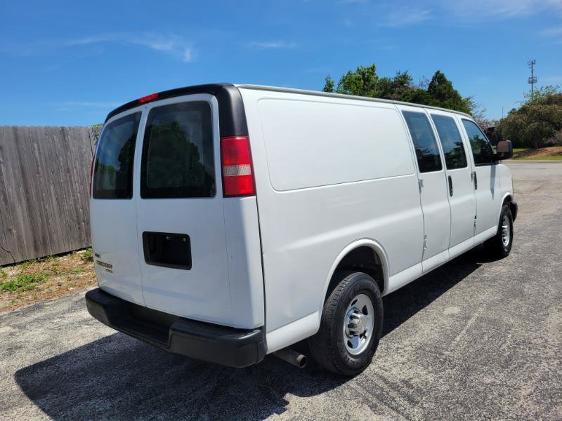 Used 2011 Chevrolet Express 3500 Extended RWD image 3