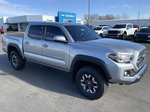 Used 2017 Toyota Tacoma TRD Off-Road image 2