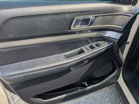 Used 2018 Ford Explorer XLT FWD image 14