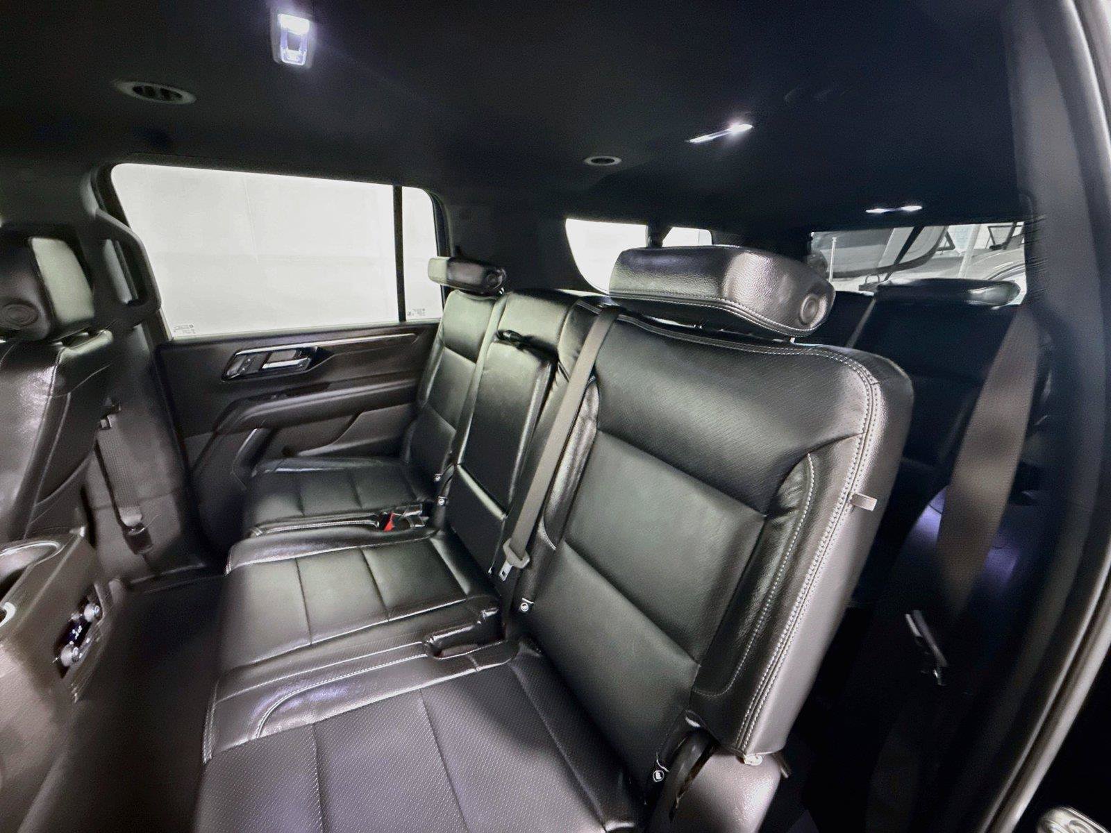 Used 2025 Chevrolet Suburban LS RWD image 11