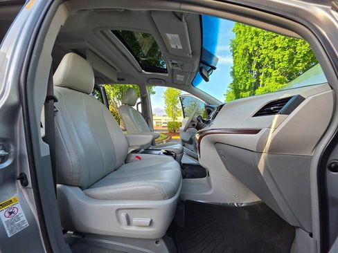 Used 2014 Toyota Sienna XLE image 14