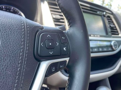Used 2017 Toyota Highlander XLE AWD/4WD image 23