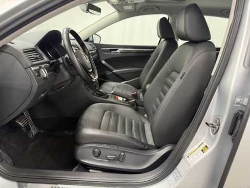 Used 2017 Volkswagen Passat 3.6 SEL Premium image 14