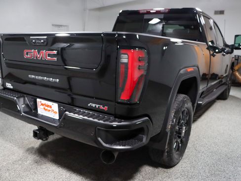 Used 2024 GMC Sierra 2500 AT4 w/ AT4 Premium Plus Package AWD/4WD image 7