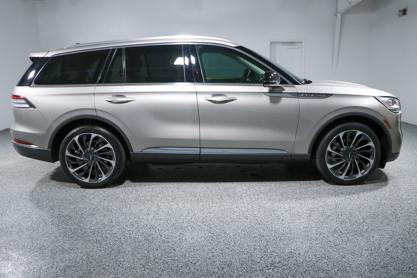 Used 2023 Lincoln Aviator Reserve w/ Equipment Group 201A AWD/4WD image 6