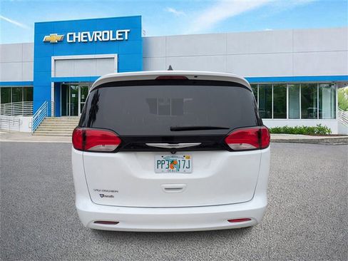 Used 2022 Chrysler Voyager LX image 4