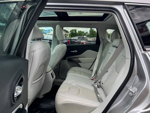 Used 2019 Jeep Cherokee Limited AWD/4WD image 21
