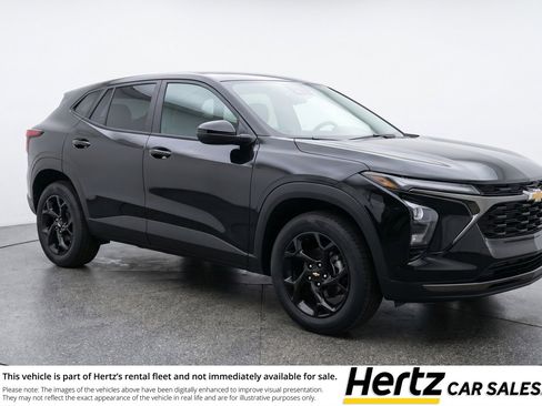 Used 2025 Chevrolet Trax LT FWD image 1