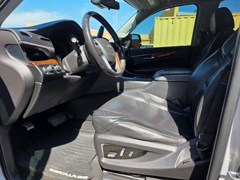 Used 2019 Cadillac Escalade ESV Luxury AWD/4WD image 14