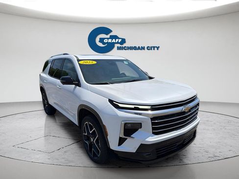 Used 2025 Chevrolet Traverse High Country FWD image 3