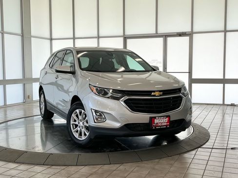 Used 2019 Chevrolet Equinox LT w/ Driver Convenience Package image 2