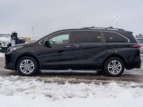 Used 2022 Toyota Sienna XLE Woodland Edition image 4