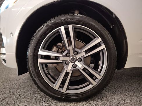 Used 2018 Volvo XC60 T5 Momentum w/ Vision Package image 11