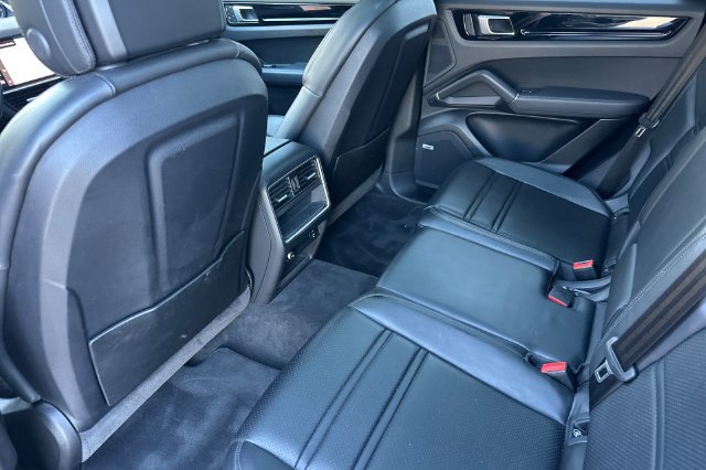 Used 2022 Porsche Cayenne AWD/4WD image 11