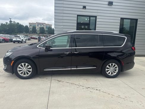 Used 2019 Chrysler Pacifica Touring-L w/ Premium Audio Group FWD image 3