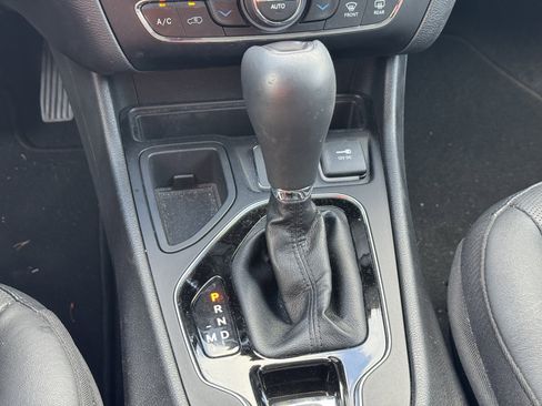 Used 2020 Jeep Cherokee Limited image 25