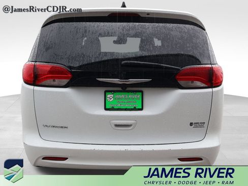 Used 2023 Chrysler Voyager LX FWD image 4