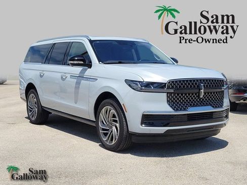 Certified 2025 Lincoln Navigator L Reserve AWD/4WD image 1