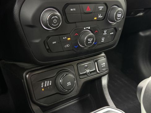 Used 2021 Jeep Renegade Latitude w/ Convenience Group AWD/4WD image 37