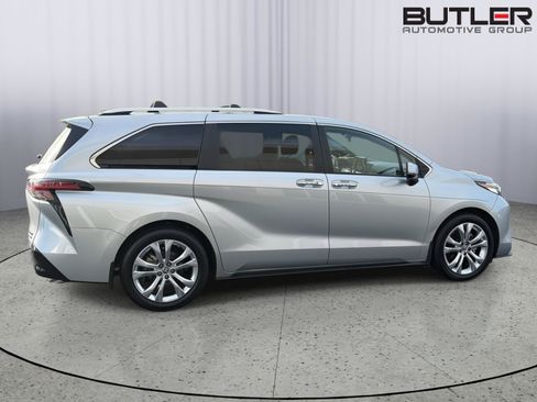 Used 2023 Toyota Sienna Platinum FWD image 7