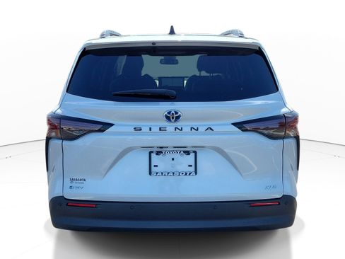 Used 2025 Toyota Sienna XLE FWD image 5