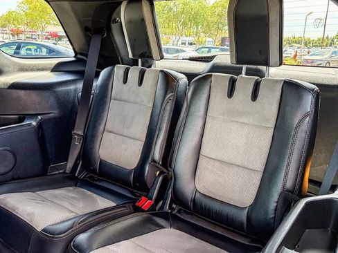 Used 2017 Ford Explorer XLT w/ Equipment Group 202A FWD image 40
