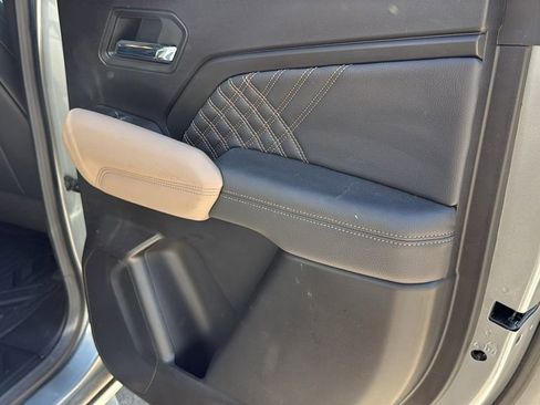 Used 2024 GMC Canyon Denali image 17