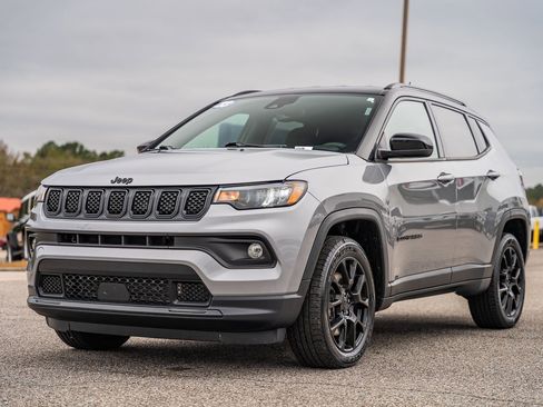 Used 2023 Jeep Compass Altitude image 3