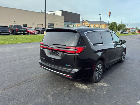 Used 2023 Chrysler Pacifica Touring-L FWD image 6