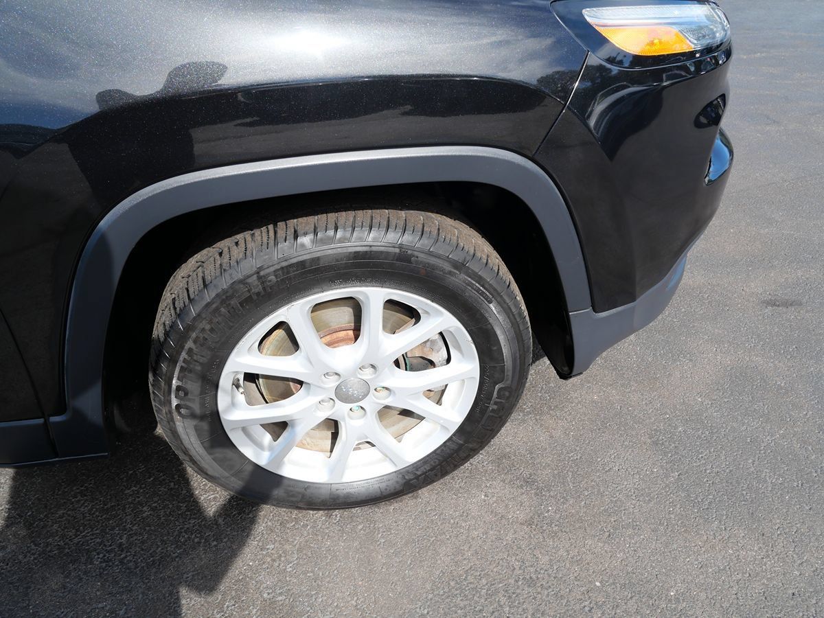 Used 2016 Jeep Cherokee Latitude FWD image 34
