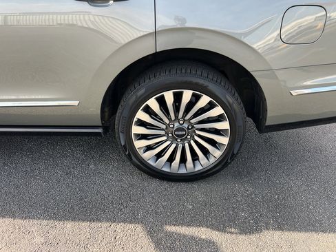 Used 2019 Lincoln Navigator Reserve image 11