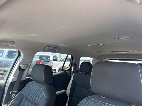 Used 2022 GMC Acadia SLE w/ Driver Convenience Package FWD image 9